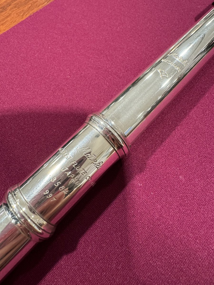 yamano_flute's tweet photo. 【中古フルート情報】

マテキ「ソルダードモデルAg997RHE」
総銀製、管体Ag997・キィAg943、音孔ハンダ付け、インラインリングキィ、H足、Eメカ付き、左手ピンレス、H J：イチョウ

現在は生産がされていない、マテキフルートの中古が入荷しました🐥
気になる方はお早めにお問い合わせください📞 https://t.co/8RuT4pw4JJ
