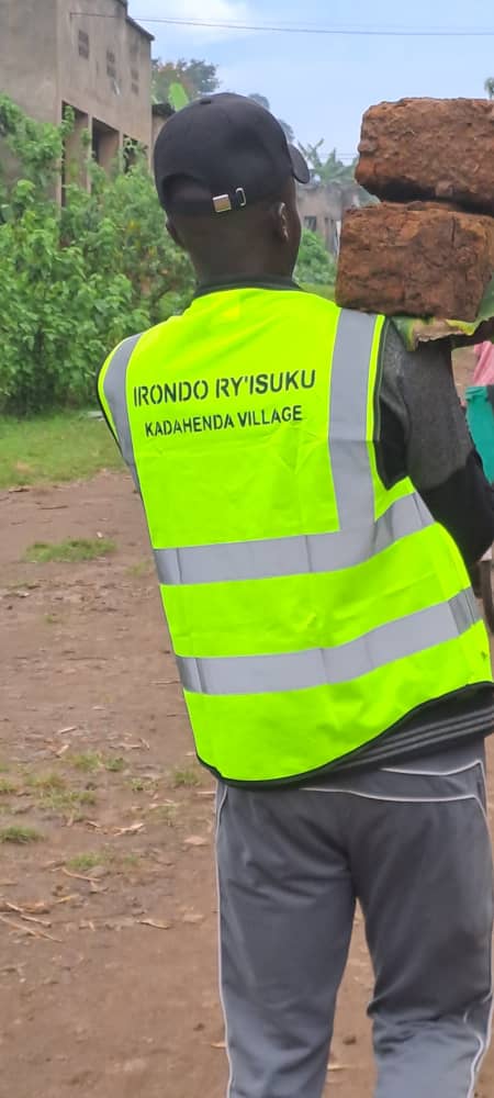 M'Umurenge wa Kimonyi Harimo gukorwa umuganda wo kubakira umuturage utishoboye k'ubufatanye n'inzego z'umutekano,ukwezi kwahariwe ibikorwa by'inzego z'umutekana urugendo rw'imyaka 30  mu gukemura ibibazo bibangamiye imibereho myiza y'abaturage 
<a href="/RwandaLocalGov/">Ministry of Local Government | Rwanda</a> 
<a href="/Rwandapolice/">Rwanda National Police</a>