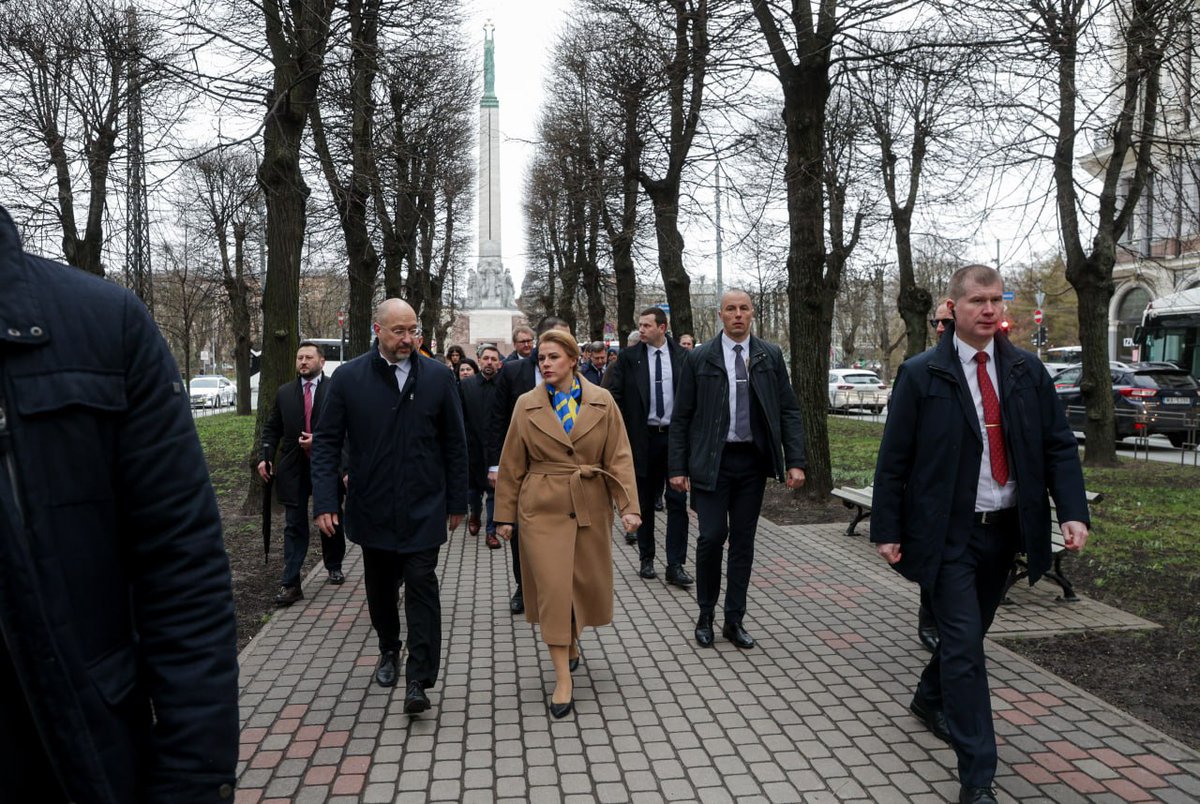 Together with the Latvian Prime Minister @EvikaSilina we laid flowers at the Freedom Monument in Riga. Ukraine knows better than anyone the price of freedom and independence that we are defending today against the russian aggressor. Eternal memory to all those who fought for 🇱🇻…