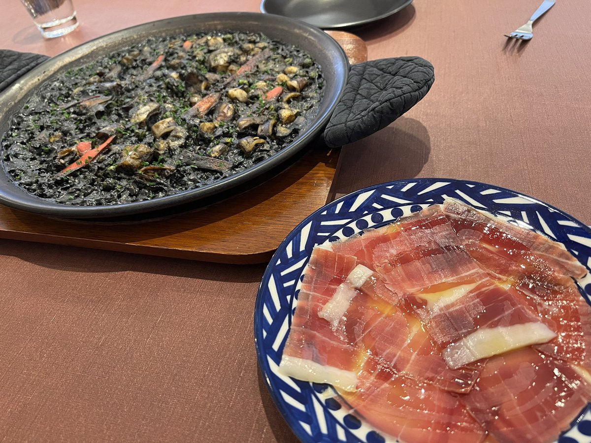 estella_mt's tweet photo. ハモンとイカ墨のパエジャ🥘 https://t.co/iBNTPmn3S9