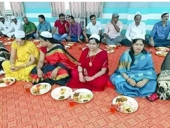 किसी मुस्लिम महिला को हमने आज तक गोल सफेद टोपी मे नही देखा पर इन कलयुगी और बेवकूफ हिन्दू महिलाओं ने वो भी संभव कर दिया 😏🙆🤬
