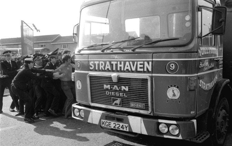 #MiningHeritage On this day 1984, mounted police hold back members of the National Union of Mineworkers - NUM, miners' picket line at Ravenscraig Steelworks, to allow a lorry of coal through. #MinersStrike @Miners_Strike ow.ly/LZbe50R38tS