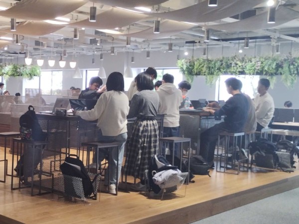 Kindai_KDIX's tweet image. 本日の  #プログラミングBootCamp でも、引き続きゼミ単位に分かれてアプリ開発を実施しています。