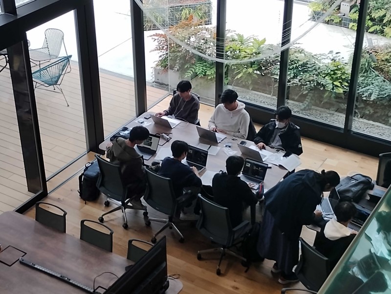 Kindai_KDIX's tweet image. 本日の  #プログラミングBootCamp でも、引き続きゼミ単位に分かれてアプリ開発を実施しています。