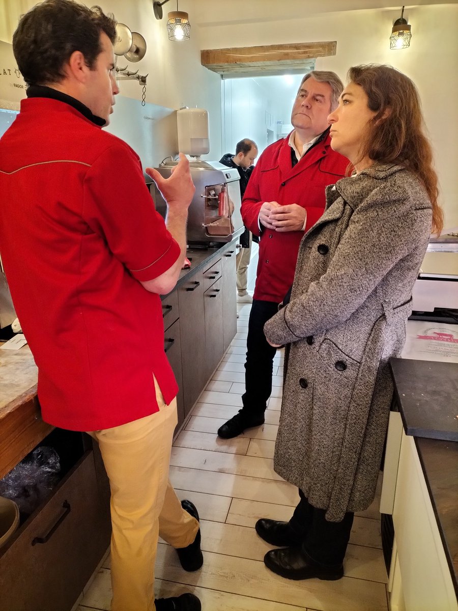 U2P_pdl's tweet image. #PrintempsDeLaProximité
@francklouvrier se prête au jeu du "Vis ma vie" dans la #boucherie Guyot à La Baule Escoublac avec Karine Emeraud Lorrion, présidente de l' @u2p44 : #emploi #logement #SavoirFaire #artisanat