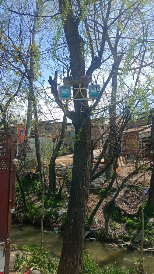 jkmediasocial's tweet image. #PDD installs #smartmeters on #trees in #Koilvillage of #Pulwama 
@dcpulwama

@DicPulwama

@cekpdcl

@KPDCLOfficial