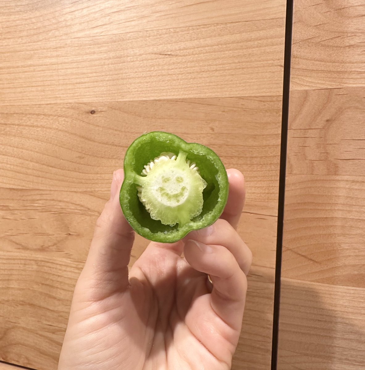 poyoricha's tweet photo. この間うちのピーマンも笑ってた！ https://t.co/tt4ABNcCW0