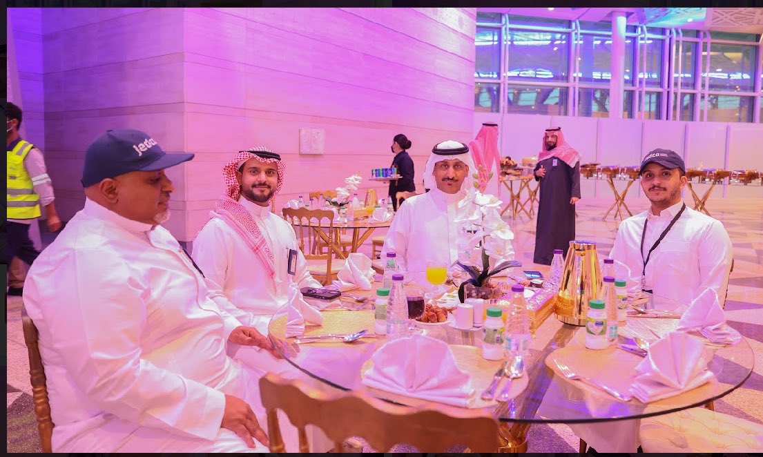 jasemeid's tweet photo. الرئيس التنفيذي لـ #مطارات_جدة يُشارك القيادات الأمنية والتشغيلية في #مطار_الملك_عبدالعزيز طعام الإفطار، ويشيد بجهودهم المبذولة في تنفيذ الخطط التشغيلية لموسم ذروة العمرة. https://t.co/0fNYw5AD1r