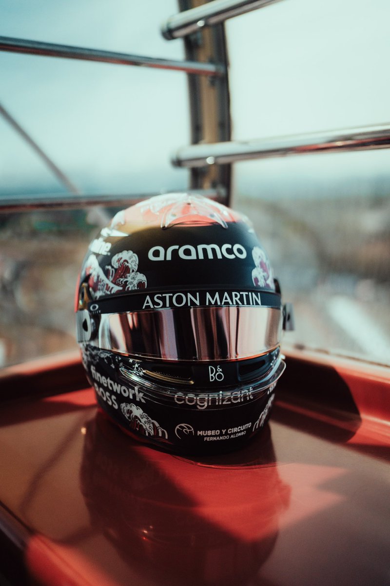 TearOffFR's tweet photo. 📸 Fernando Alonso nous sort une nouvelle masterclass de design au Japon 🇯🇵

Le casque spécial du pilote espagnol reprend les mêmes codes que l’année passée mais avec cette fois-ci du noir, vous aimez ? 

#F1 #JapaneseGP 🇯🇵 https://t.co/o2nrBfOUhV