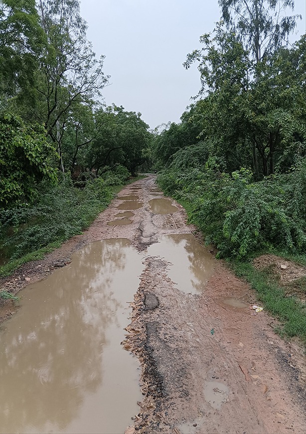 ShashankRazan's tweet photo. @MoRD_GoI उत्तर प्रदेश की राजधानी से मात्र 50 KM दूरी का development का ये हाल है। जनता वोट कैसे देने जायेगी। https://t.co/bWESKeS1M9