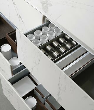 Creative chaos is always based on clear organization. The perfect kitchen fittings not only create space for storage but also for creativity. For all your kitchen utensils, but also for those personal items that make this kitchen your kitchen. #siematic #interiordesign