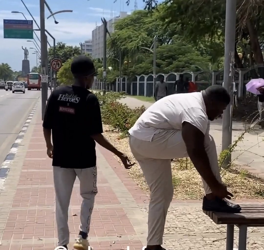Kuna chalenji nyingine sio poa mnazofanyia watu mtaani unamtiaje dole mwanaume
Jamaa kapata kipigo kitakatifu mpaka huruma😄

Ungekuwa ndio wewe ungemfanyaje?

Video kwenye comment hapo