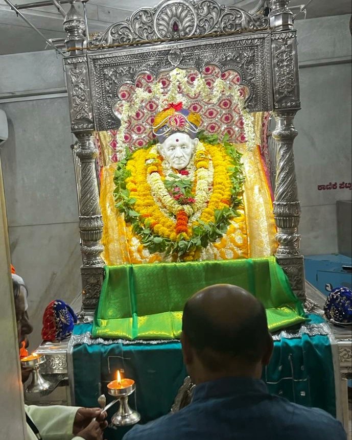 BSBommai's tweet image. &quot;ಸಿದ್ದಾರೂಢರ ಅಂಗಾರ ದೇಶಕ್ಕೆಲ್ಲ ಬಂಗಾರ&quot;

ಹುಬ್ಬಳ್ಳಿಯ ಆರಾಧ್ಯದೈವ ಶ್ರೀ ಸಿದ್ದಾರೂಢ ಮಠಕ್ಕೆ ಭೇಟಿನೀಡಿ ಶ್ರೀ ಸಿದ್ದಾರೂಢ ಹಾಗೂ ಶ್ರೀ ಗುರುನಾಥರೂಢರ ಗದ್ದಿಗೆಗಳಿಗೆ ಪೂಜೆ ಸಲ್ಲಿಸಿ ಆಶಿರ್ವಾದ ಪಡೆದು ಕೊಂಡೆನು. 

#siddaroodhamath #hublidharwad