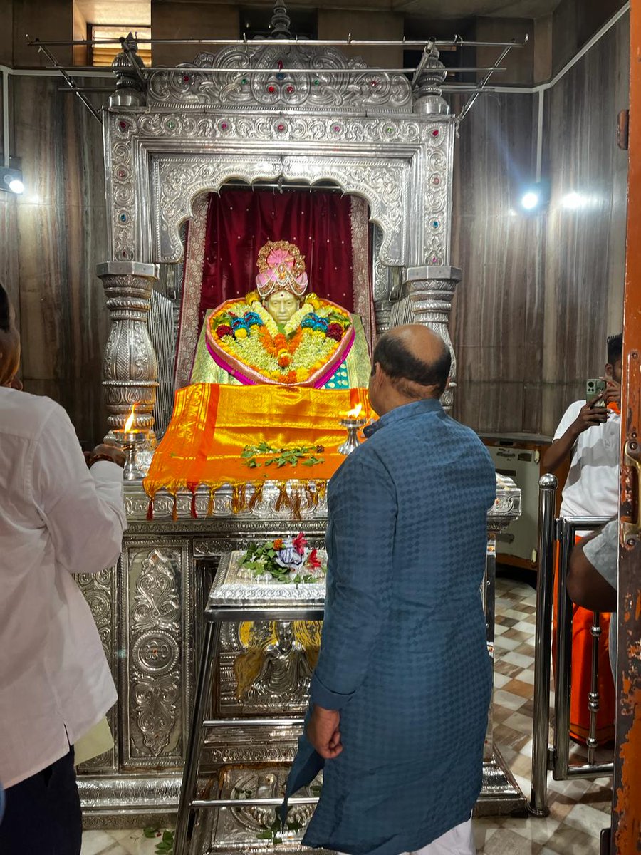 BSBommai's tweet image. &quot;ಸಿದ್ದಾರೂಢರ ಅಂಗಾರ ದೇಶಕ್ಕೆಲ್ಲ ಬಂಗಾರ&quot;

ಹುಬ್ಬಳ್ಳಿಯ ಆರಾಧ್ಯದೈವ ಶ್ರೀ ಸಿದ್ದಾರೂಢ ಮಠಕ್ಕೆ ಭೇಟಿನೀಡಿ ಶ್ರೀ ಸಿದ್ದಾರೂಢ ಹಾಗೂ ಶ್ರೀ ಗುರುನಾಥರೂಢರ ಗದ್ದಿಗೆಗಳಿಗೆ ಪೂಜೆ ಸಲ್ಲಿಸಿ ಆಶಿರ್ವಾದ ಪಡೆದು ಕೊಂಡೆನು. 

#siddaroodhamath #hublidharwad