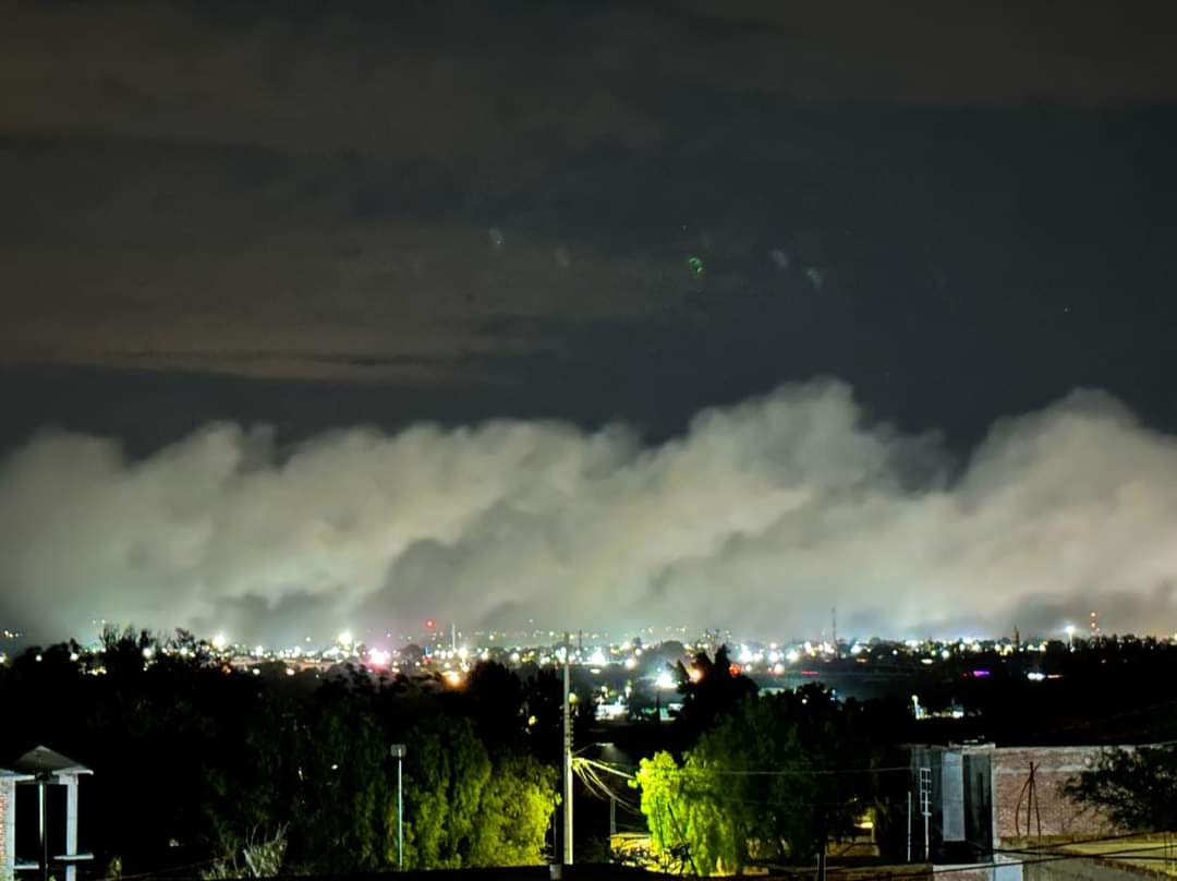 ArlettCa's tweet photo. Hace días se incendió el basurero de #Celaya, ahora el de Apaseo el Grande lleva más de 5 horas entre las llamas, la Secretaría de Medio Ambiente y Ordenamiento Territorial parece que ha estado de adorno.
@Carlo https://t.co/YmfTdBHwii