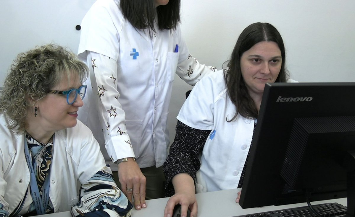 icscat's tweet photo. 👉 Magda Marsal, auxiliar administrativa del #CAPEixample de Lleida, ha participat en la primera edició. Explica el curs és clau per poder donar una millor resposta al gran ventall de situacions que han d’atendre des de darrere el taulell. https://t.co/x3esZyUP85