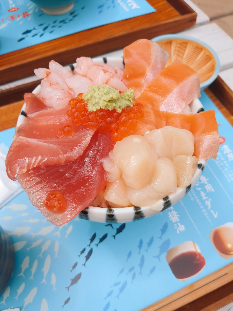 fujinasu's tweet photo. 家族で早川までドライブに🚗。。。

海鮮丼や鮪出汁ラーメン、アイスクリームを食べました〜🍦

メダカやラベンダーの苗を買って来ました☺️ https://t.co/xD2n6D0FS3