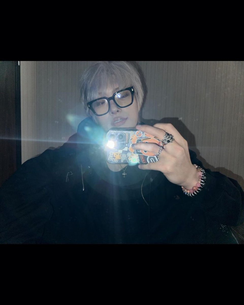 zhouang1024's tweet image. mingi posted on ig
[#fix_onstagram] 홍중이형 따라하기 (블랙 버전)

@ATEEZofficial #ATEEZ #에이티즈