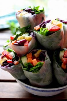 thebikinichef's tweet image. Refreshing SPRING ROLLS for Spring 🥬

Bell pepper, green onion and WATER CHESTNUTS &amp;lt; Yummy! 

RECIPE &amp;gt; thebikinichef.com/recipe/spiced-…

Visit thebikinichef.com 
#springrolls #springfoods #veggierolls #recipe #snack #entree #appetizer #vegetarian #vegan #bikinicuisine #bikinichef