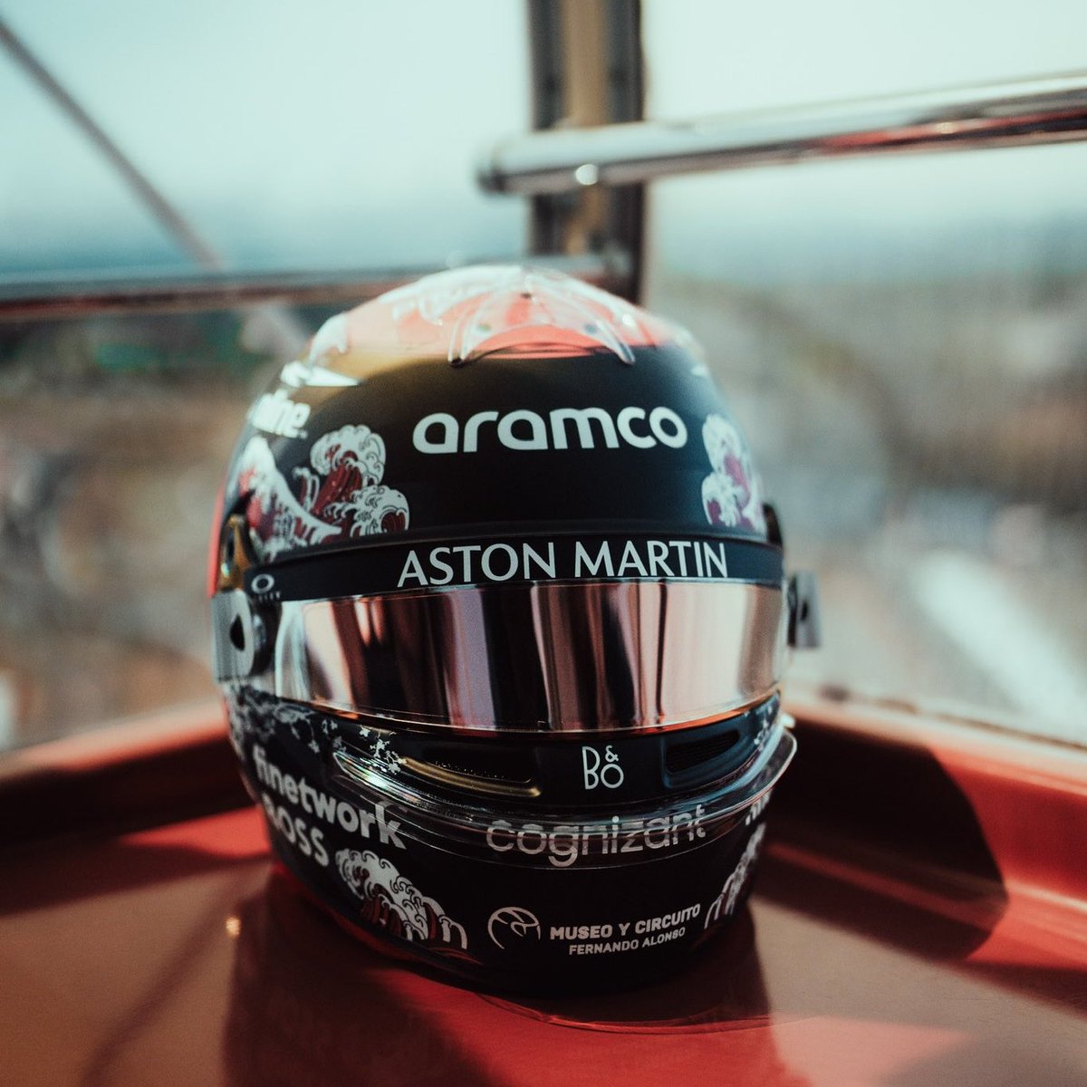 DAZN_ES's tweet photo. El samurái estrena casco en Japón 🎌

QUÉ MARAVILLA 🔥 @alo_oficial 

📷 @AstonMartinF1 https://t.co/WzzhYZNWvs
