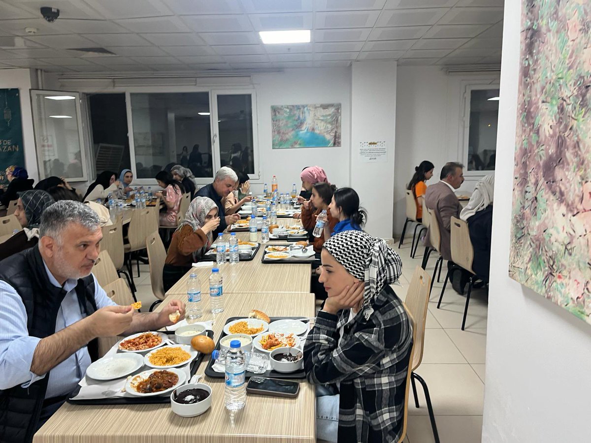 İl Müdürümüz Sn: Nüammer USLU, Hizmet Müdürümüz, İlçe Müdürümüz ve depremzede vatandaşımızın aileleriyle iftarda öğrencilerimizin misafiri oldular. 📍Süleyman Bin Halid Yurdu