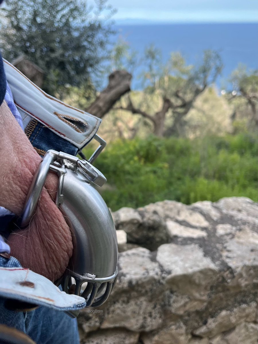 Public cage check by request of <a href="/DevinonyR/">Devinony Raahl 🔜 Folsom Europe Berlin</a> 

In the background you can see the Strait of Otranto and the coast line of Albania.