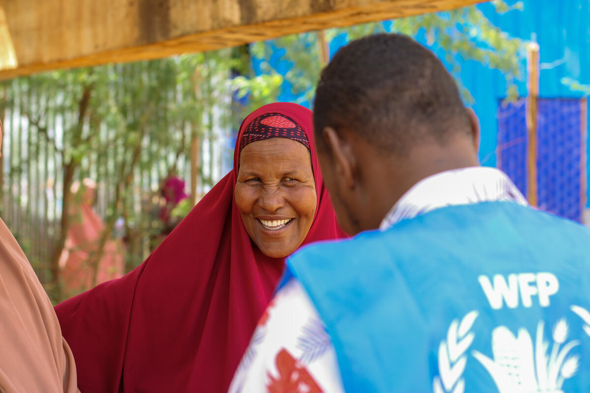 The latest data from our operations in Somalia: In Feb 2024, WFP: - Assisted 2.8 million people ✅ - $24.5M via cash transfers 💳 - And distributed 3,884 mt of food 🍞 Check out the full report: reliefweb.int/report/somalia…