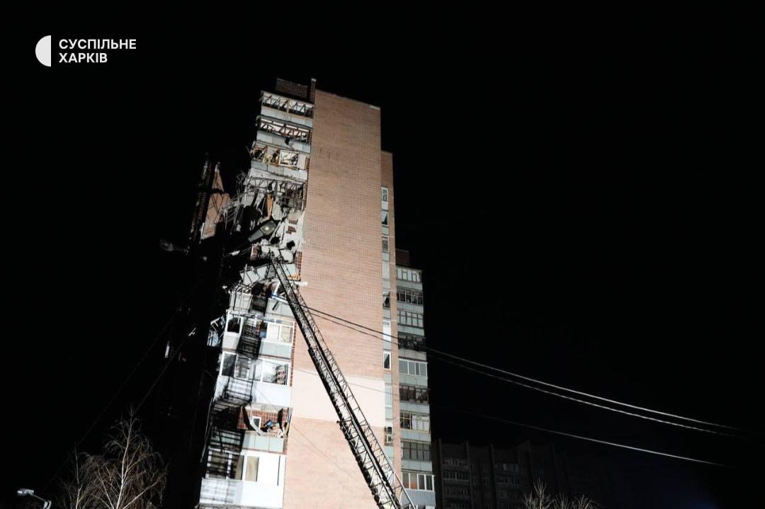 At night,russia attacked private and multi-apartment residential buildings in Kharkiv.There are dead and wounded as a result of the strike.Rescuers are among the dead.Our volunteers provided first aid and psychological support,helped the victims evacuate from the damaged building
