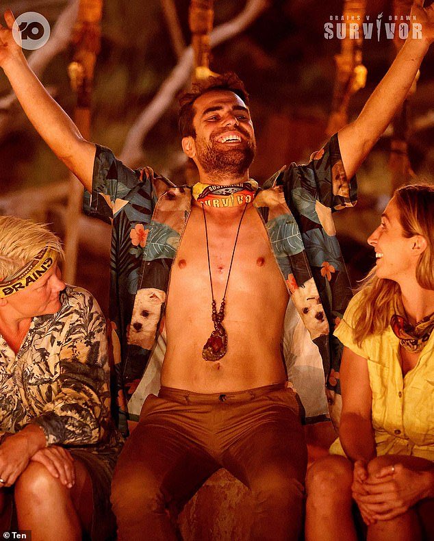A #survivor note on small crappy idols <a href="/JeffProbst/">Jeff Probst</a> - they really should be in necklace form so they can be revealed in amazing ways at tribal. There’s no way to show them off and use them as a weapon if they’re just beads in your pocket. Bring back Real idols with string!