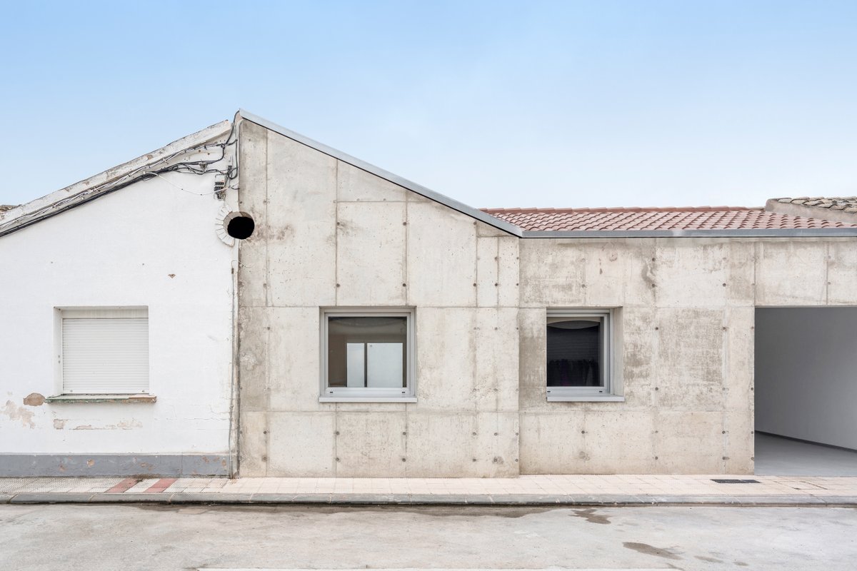 arquitect_viva's tweet photo. Casa 0 en Lodosa. Navarra
O Arquitectura
https://t.co/1nBE9kt2Jf
En la década de 1950, se llevó a cabo en la localidad navarra de Lodosa la construcción de un nuevo barrio con viviendas sencillas de una altura y con patio trasero. La Casa 0 reformula esta tipología con un lenguaje contemporáneo, sus muros exteriores de hormigón armado captura en el tiempo la fachada original. Los sólidos muros protegen el interior, configurado por fábricas portantes. 
Fotografías: Luis Asín