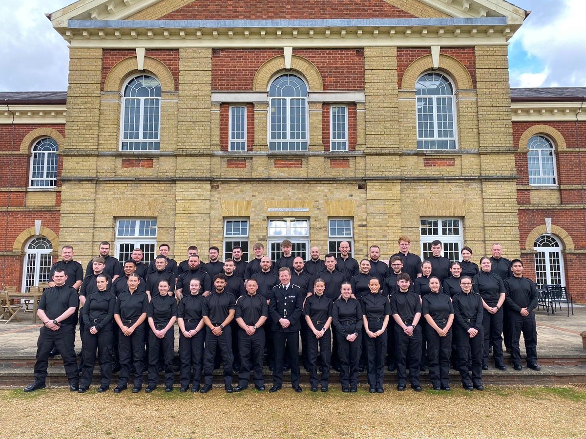 Yesterday @CCScottChilton welcomed our newest student officer cohort as they began their policing career with us. With our Policing PLUS scheme you don’t need a degree to be a police officer. Join us to make #Hampshire & #IsleOfWight safe for everyone orlo.uk/ckDcJ