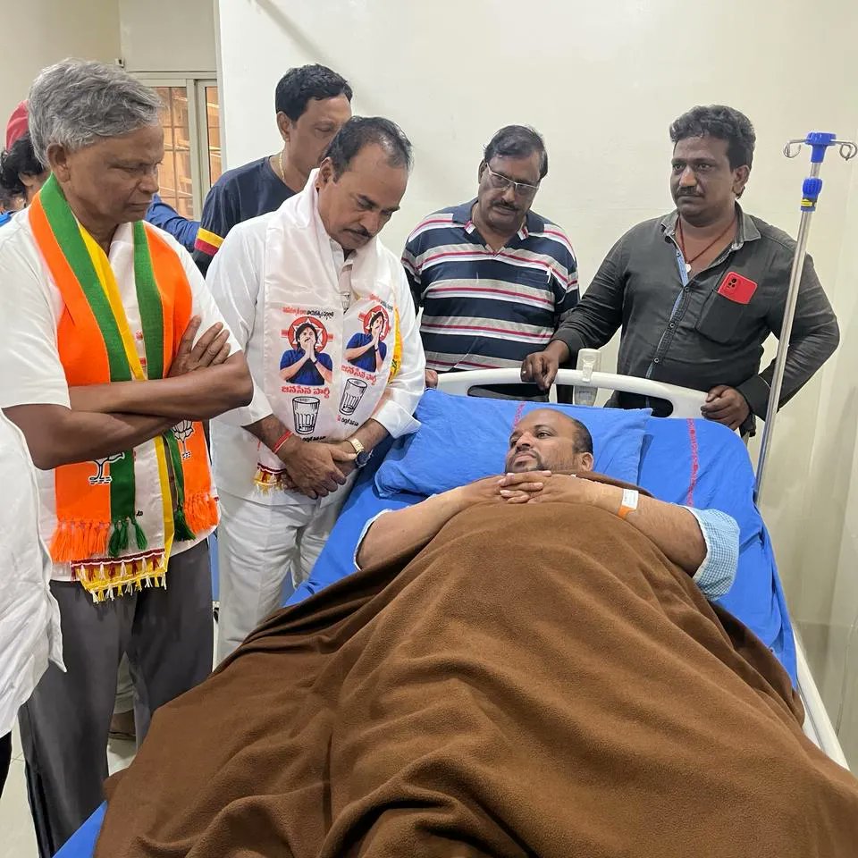 BjymTirupathi's tweet photo. _*తిరుపతిలోని తుడా రోడ్డు సమీపంలో ఉన్న సంకల్ప హాస్పిటల్ నందు అనారోగ్యం సమస్యతో హాస్పిటల్లో జాయిన్ ఐనా తిరుపతి తెలుగుదేశం పార్టీ వైస్ ప్రెసిడెంట్ సుబ్రమణ్యం గారిని పరామర్శించిన ఎన్డీఏ కూటమి బలపరిచిన తిరుపతి బిజెపి పార్లమెంట్ అభ్యర్థి డాక్టర్ శ్రీ వెలగపల్లి వరప్రసాద్ రావు గారు. https://t.co/H0D54OgnVw