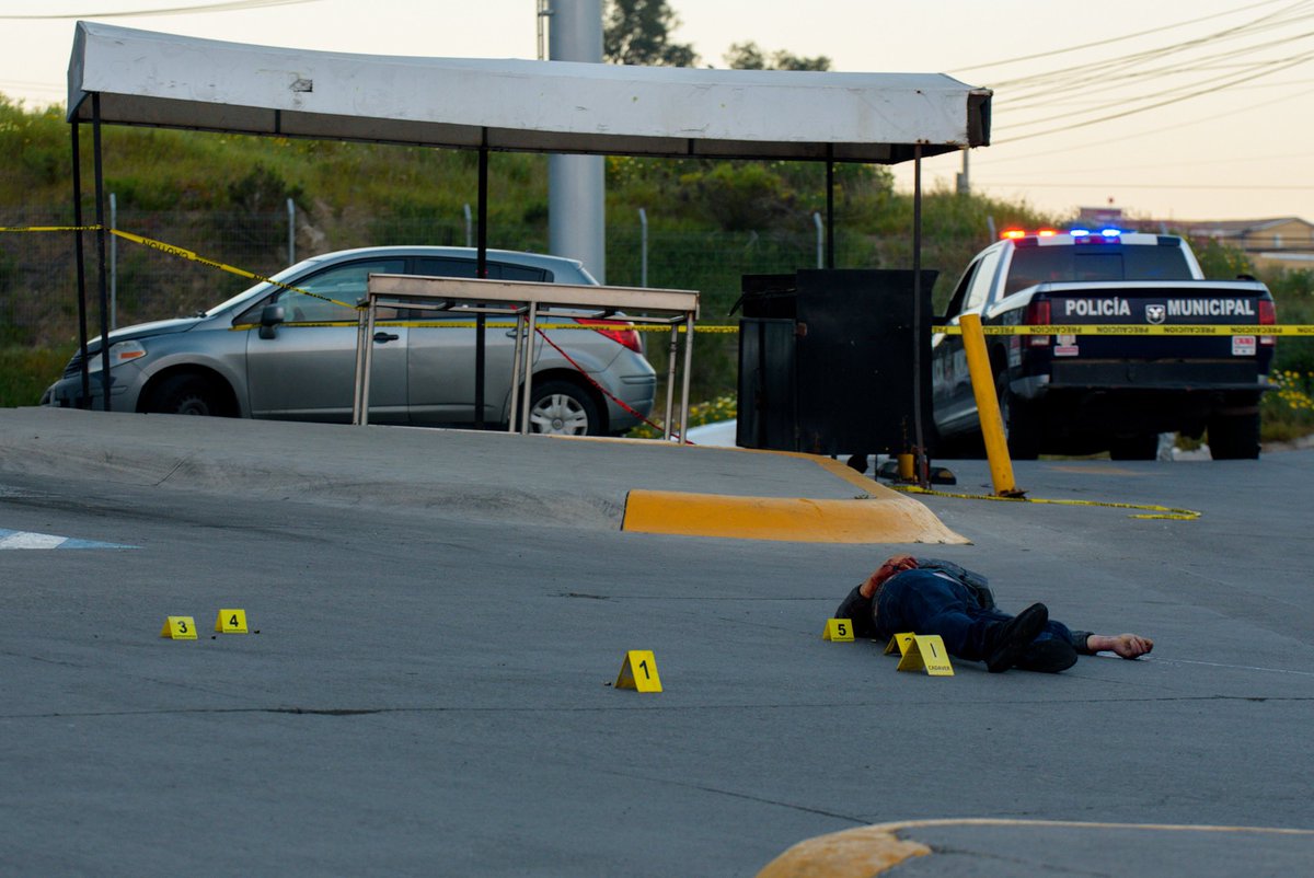 agencia_24mm's tweet photo. 📍Tijuana, Baja California. 03/04/2024.-

Tras un ataque armado, un hombre perdió la vida en el estacionamiento de una tienda #Calimax, sobre la calle Mártires de Chicago y Prolongación 20 de Noviembre, en la colonia #LaCima.

La víctima de aproximadamente 45 años de edad -con impactos de #arma de fuego en la cabeza- fue identificado por familiares; vestía chamarra color gris, pantalón azul y tenis de color negro.

La zona quedó resguardada por elementos de la #policía municipal y Guardia Nacional, mientras agentes de la #fiscalía y servicios periciales realizaron las investigaciones correspondientes.

De acuerdo a información extraoficial, los presuntos responsables lograron huir del lugar a bordo de un vehículo tipo #Cherokee color blanco en dirección hacia el #CañóndelPato. 

📸 Omar Rosette/Agencia 24mm

#Violencia #inseguridad