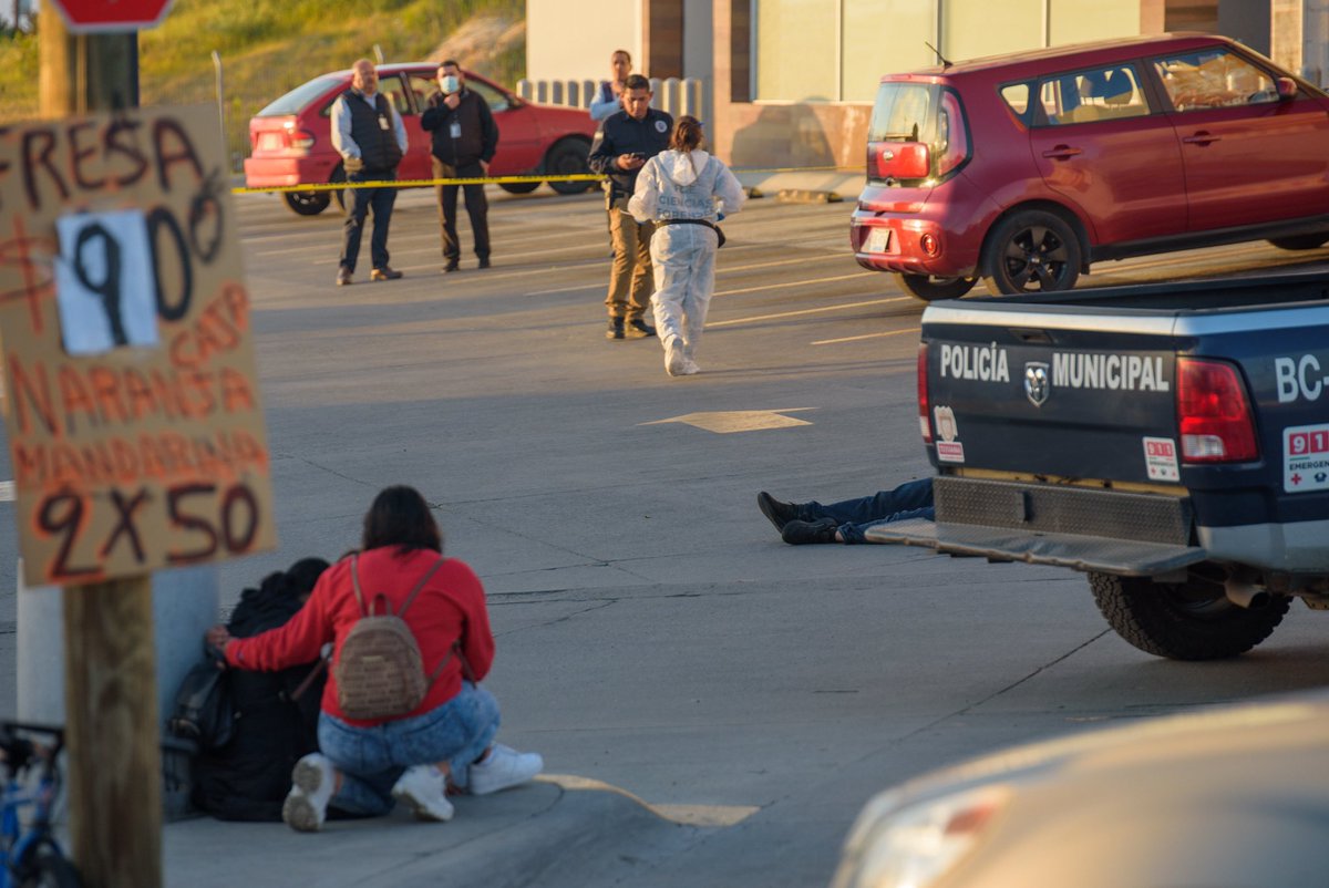 agencia_24mm's tweet photo. 📍Tijuana, Baja California. 03/04/2024.-

Tras un ataque armado, un hombre perdió la vida en el estacionamiento de una tienda #Calimax, sobre la calle Mártires de Chicago y Prolongación 20 de Noviembre, en la colonia #LaCima.

La víctima de aproximadamente 45 años de edad -con impactos de #arma de fuego en la cabeza- fue identificado por familiares; vestía chamarra color gris, pantalón azul y tenis de color negro.

La zona quedó resguardada por elementos de la #policía municipal y Guardia Nacional, mientras agentes de la #fiscalía y servicios periciales realizaron las investigaciones correspondientes.

De acuerdo a información extraoficial, los presuntos responsables lograron huir del lugar a bordo de un vehículo tipo #Cherokee color blanco en dirección hacia el #CañóndelPato. 

📸 Omar Rosette/Agencia 24mm

#Violencia #inseguridad