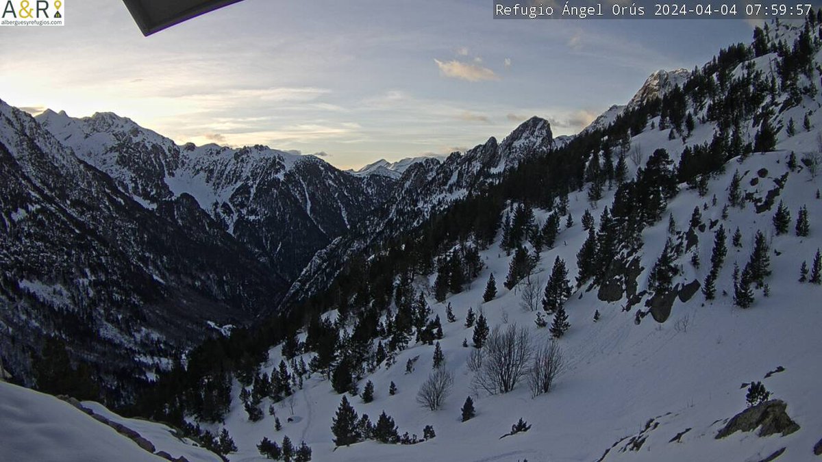 Amanece el día 4 de abril de 2024. Poco nuboso. #Benasque mínima de 3,3ºC. #Cogulla mínima de -0,6ºC. Buenos días! #meteo #ValledeBenasque