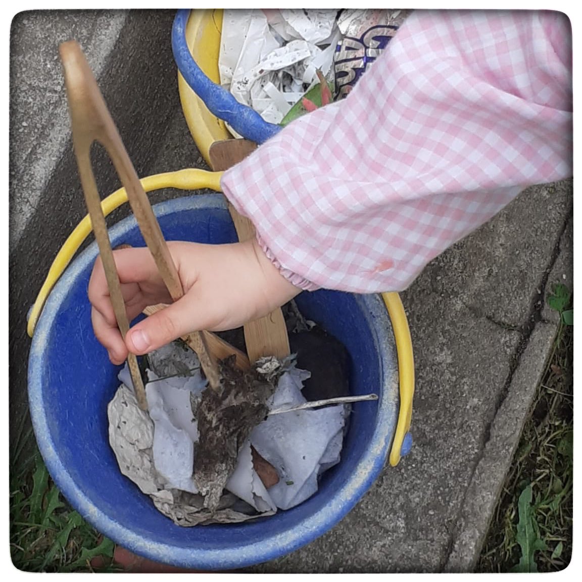 CEIP_de_CERVO's tweet photo. 💚BRIGADAS VERDES💚
Aquí tedes as Brigadas Verdes de 5 anos axudando a manter limpos os espazos da escola 🙌🏽
O equipo de Voz Natura segue traballando para coidar a nosa escola e o noso medio 🌏
@voznatura #voznatura #brigadasverdes #ecocervo #ocoledecervocoidaomedio https://t.co/I3RteV9CTt