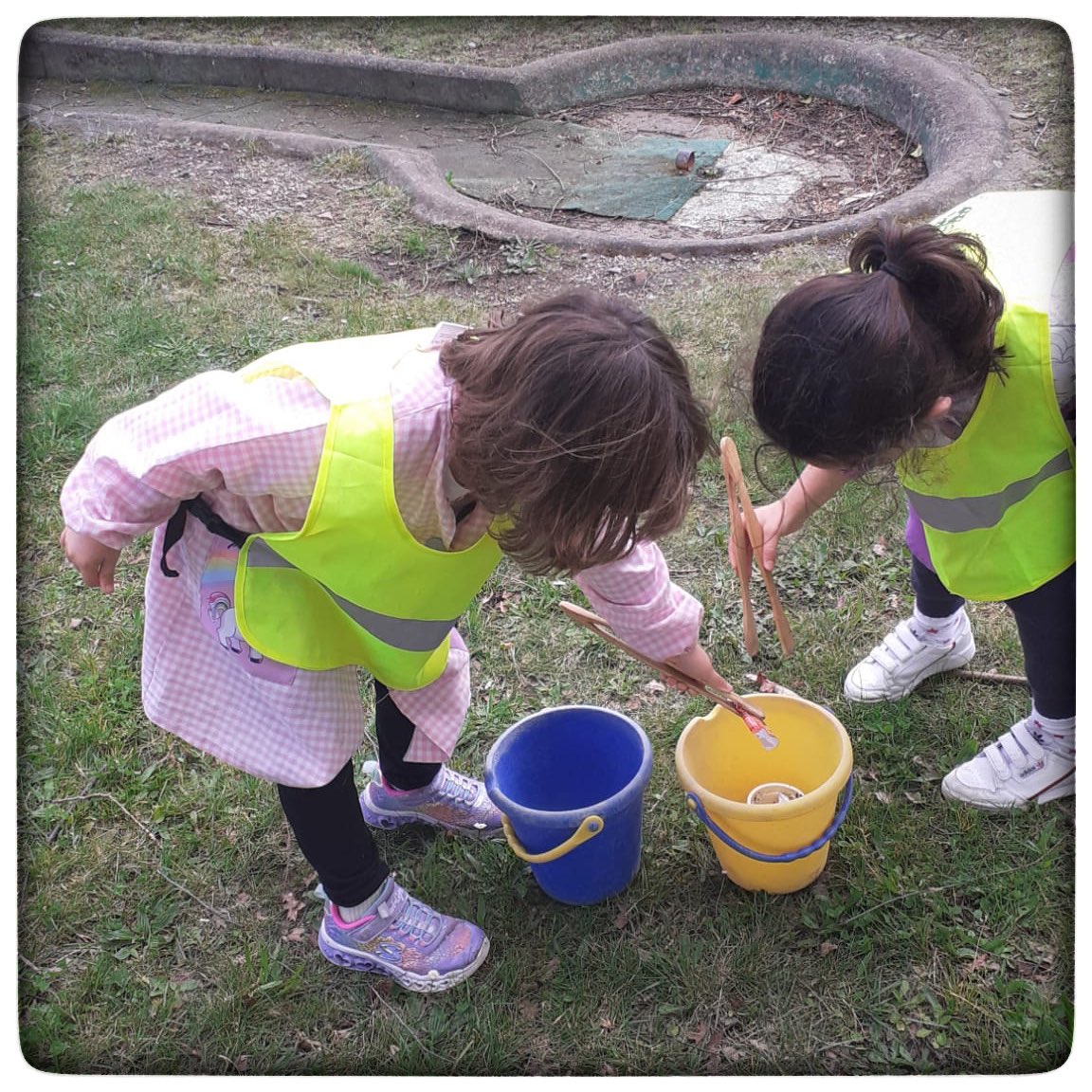 CEIP_de_CERVO's tweet photo. 💚BRIGADAS VERDES💚
Aquí tedes as Brigadas Verdes de 5 anos axudando a manter limpos os espazos da escola 🙌🏽
O equipo de Voz Natura segue traballando para coidar a nosa escola e o noso medio 🌏
@voznatura #voznatura #brigadasverdes #ecocervo #ocoledecervocoidaomedio https://t.co/I3RteV9CTt