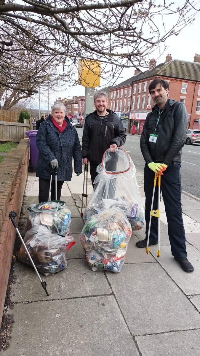 The Weekly Wednesday Crew cover Smithdown Rd (Harty to Lodgy) picking up litter, saving trees from plastic, and engaging with residents & businesses. 4 Green Spaces and 4 bags, Cleared by The Community 🌎