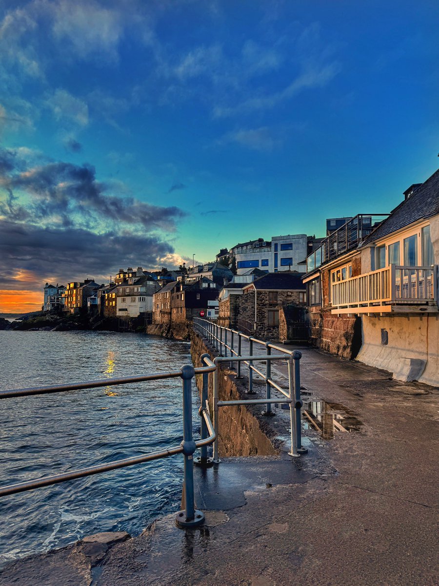 Dawn light, Lambeth Walk. #cornwall #kernow #lovecornwall #uk #explorecornwall #cornishcoast #sea #ocean #visitcornwall #stives #stivescornwall #sky #marine #sunrise #stivesbay #morning #clouds #boat #fishing #beach #dawn #harbour #bird #reflection @beauty_cornwall