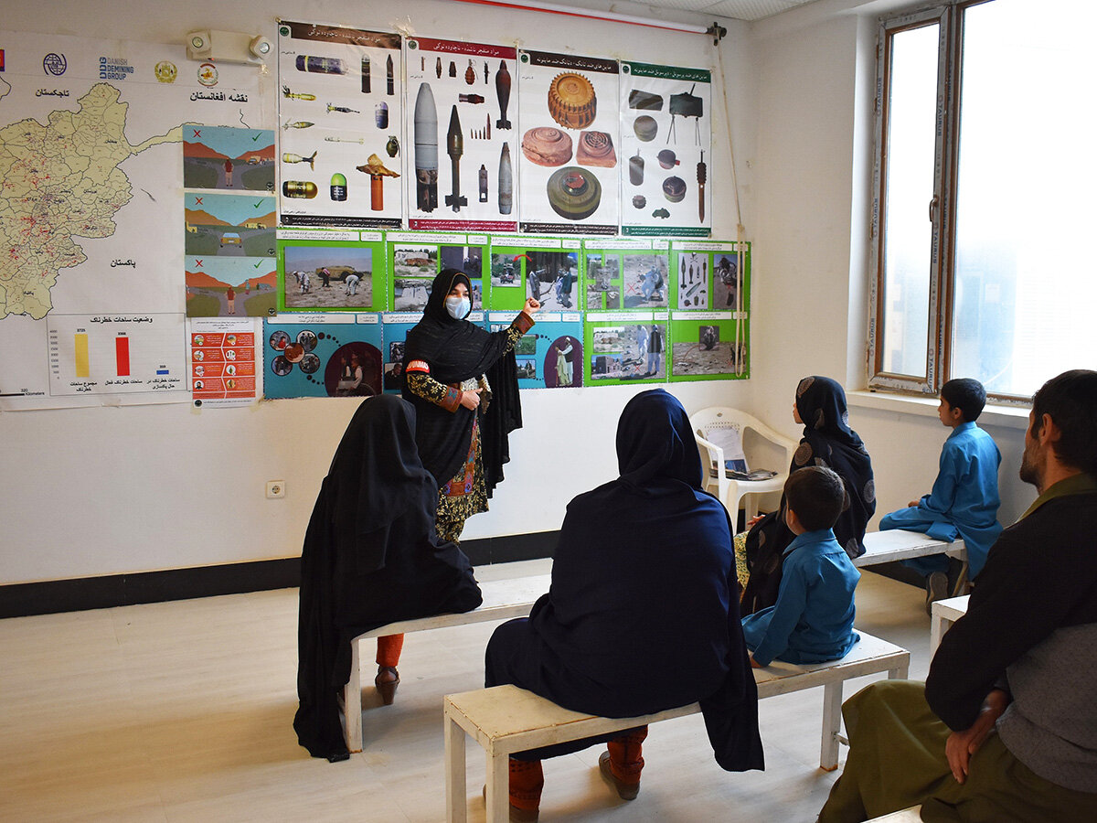 UNDPaf's tweet image. Did you know that on average, one person is killed or injured by landmines and other explosive ordnance every hour in the world? It’s a shocking and sobering statistic.
#MineAction #ProtectAndBuild

Photos: @UNMAS