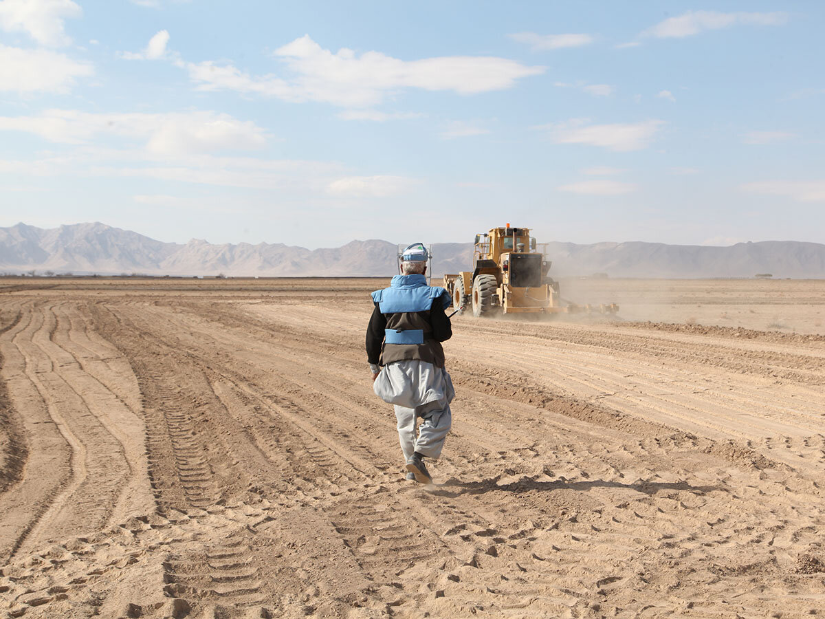 Did you know that on average, one person is killed or injured by landmines and other explosive ordnance every hour in the world? It’s a shocking and sobering statistic.
#MineAction #ProtectAndBuild

Photos: @UNMAS
