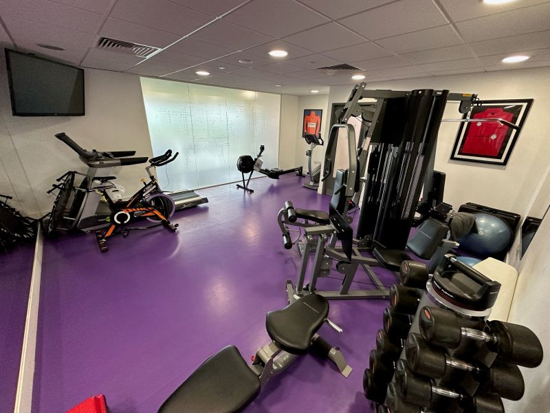 Health and Wellbeing Alert!
 
Graypen Group HQ is fitted out with new gym equipment.
 
All our staff and their families have access to our company gym and everyone is encouraged to take time out of their busy schedules to maximise the benefits of exercise. 

#graypen #healthymind