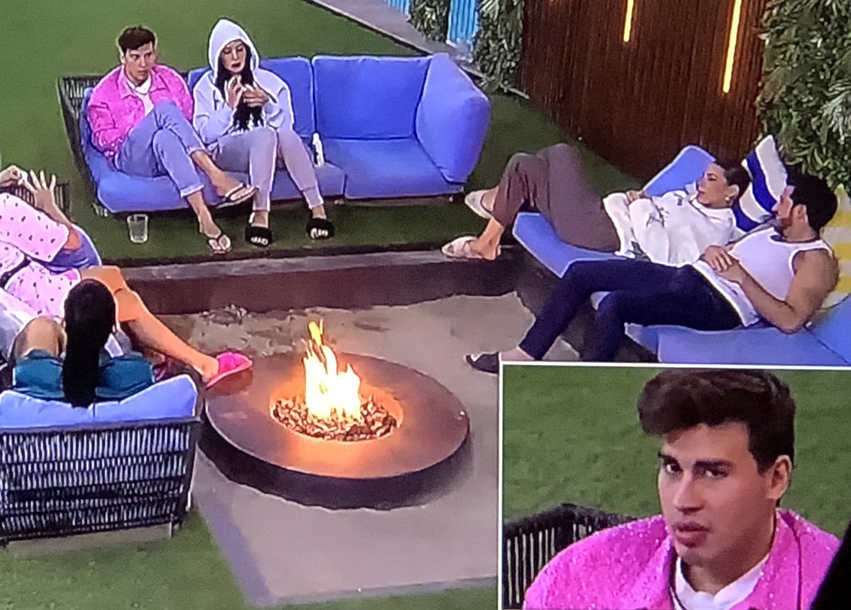 moonirock's tweet image. #Divaza dándose un respiro, y está pensando en revelarse un poco, está drenado de tanta prohibición #LCDLF4 #FreeDIVAZA Yo sugiero se haga independiente y tenga alianza con los demás 😁😈