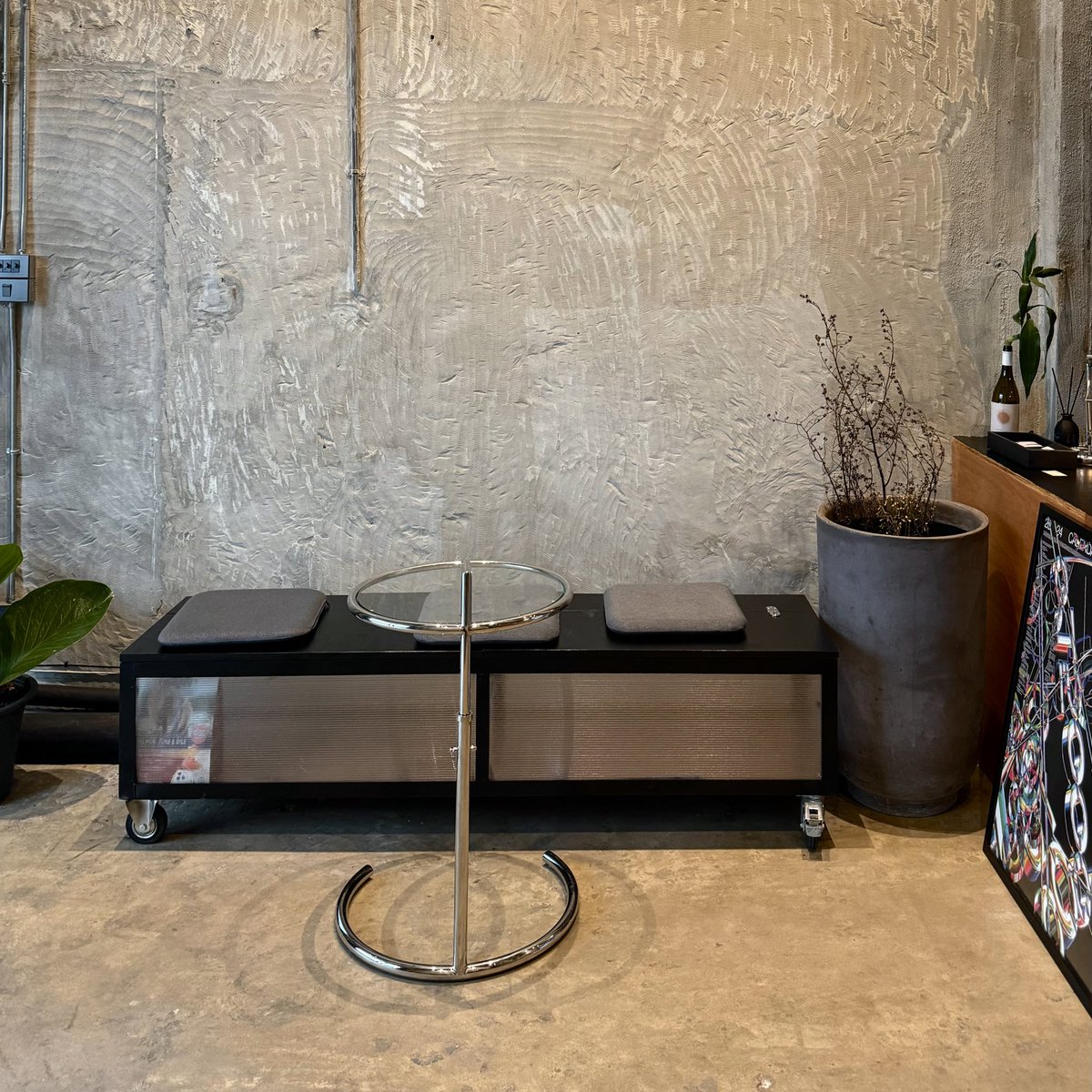 placestwogo's tweet photo. Greydient & Them การรวมตัวกันของ Them.x ร้านกาแฟชื่อดังโซนปากน้ำกับ design studio จากสิงคโปร์ กลายเป็นสเปซเท่ๆ เสิร์ฟกาแฟดีๆ ที่ซ่อนตัวอยู่ในย่านอโศก ตกแต่งแบบดิบๆ ใช้ปูนเปลือย ไม้ และสีดำ บรรยากาศสงบๆ ไม่วุ่ยวายดี ฮ่า ที่ร้านมีเมล็ดให้เลือกเยอะเลย ทั้ง house blend และ single origin นะ /ร้านไม่มีที่จอดรถ แนะนำให้ BTS แล้วเดินมา หรือจอดที่ Terminal 21 ฟรี 3 ชม.
#รีวิวคาเฟ่ #PlacestwoGo