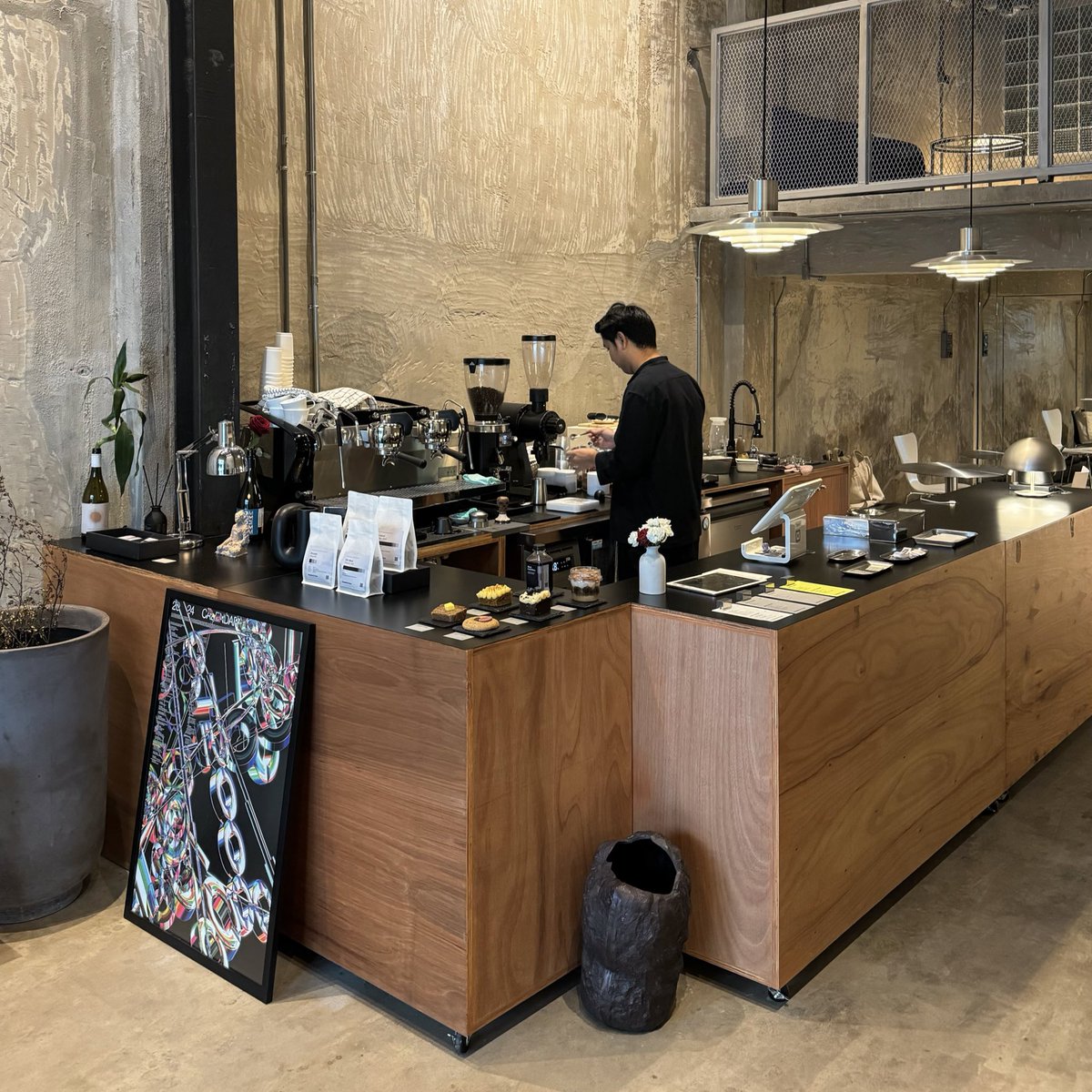 placestwogo's tweet photo. Greydient & Them การรวมตัวกันของ Them.x ร้านกาแฟชื่อดังโซนปากน้ำกับ design studio จากสิงคโปร์ กลายเป็นสเปซเท่ๆ เสิร์ฟกาแฟดีๆ ที่ซ่อนตัวอยู่ในย่านอโศก ตกแต่งแบบดิบๆ ใช้ปูนเปลือย ไม้ และสีดำ บรรยากาศสงบๆ ไม่วุ่ยวายดี ฮ่า ที่ร้านมีเมล็ดให้เลือกเยอะเลย ทั้ง house blend และ single origin นะ /ร้านไม่มีที่จอดรถ แนะนำให้ BTS แล้วเดินมา หรือจอดที่ Terminal 21 ฟรี 3 ชม.
#รีวิวคาเฟ่ #PlacestwoGo
