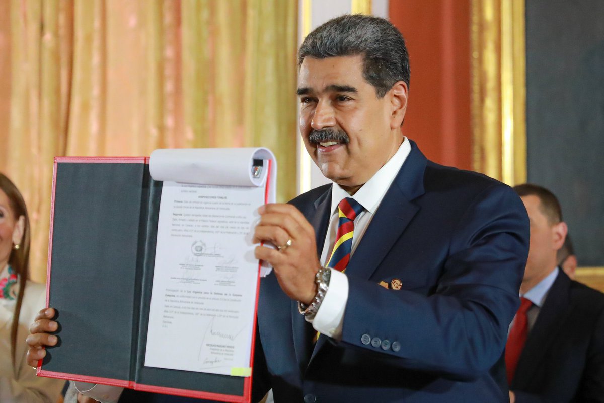 President @NicolasMaduro signed & promulgated the binding & obligatory Organic Law approved by National Assembly. It is a great rescue to the dream of the liberators who fought for the land of Venezuela & its rights. Vote for this man @GuaroDePuraSepa @psy_oppa @PartidoPSUV