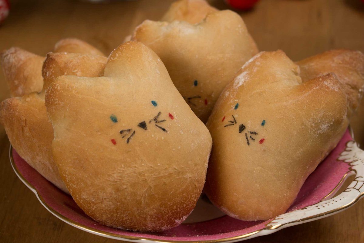 I tried making bunny shaped rolls for Easter.... They look more like cats 🫣 But the kids still loved them #EarlyBiz