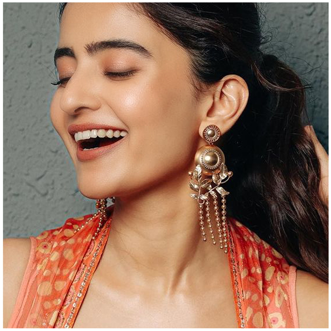Pearly whites and stunning 22K gold plating go well together, and that’s all you need!
suhanipittie.com
#SuhaniPittie #Jewelry #summer #summerstyling #jewellerylayering #22kgoldplatedjewelry #designerjewelry #bollywood #tollywood #earrings #goldearrings #destinationwedding