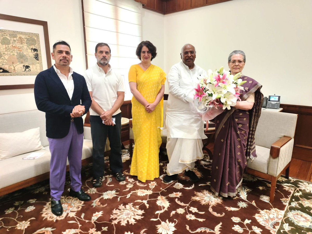 IndiraShoban's tweet photo. కాంగ్రెస్ పార్లమెంటరీ పార్టీ చైర్‌పర్సన్  "తెలంగాణ తల్లి" సోనియా గాంధీ తన రాజ్యసభ సభ్యత్వాన్ని అధికారికంగా ఈరోజు తీసుకొనే సందర్భంలో 
 కాంగ్రెస్ అధ్యక్షుడు @kharge గారు శుభాకాంక్షలు తెలిపారు.@RahulGandhi
గారు @priyankagandhi గారు @irobertvadra గారు కూడా ఉన్నారు @INCIndia https://t.co/3ZrheisUFw