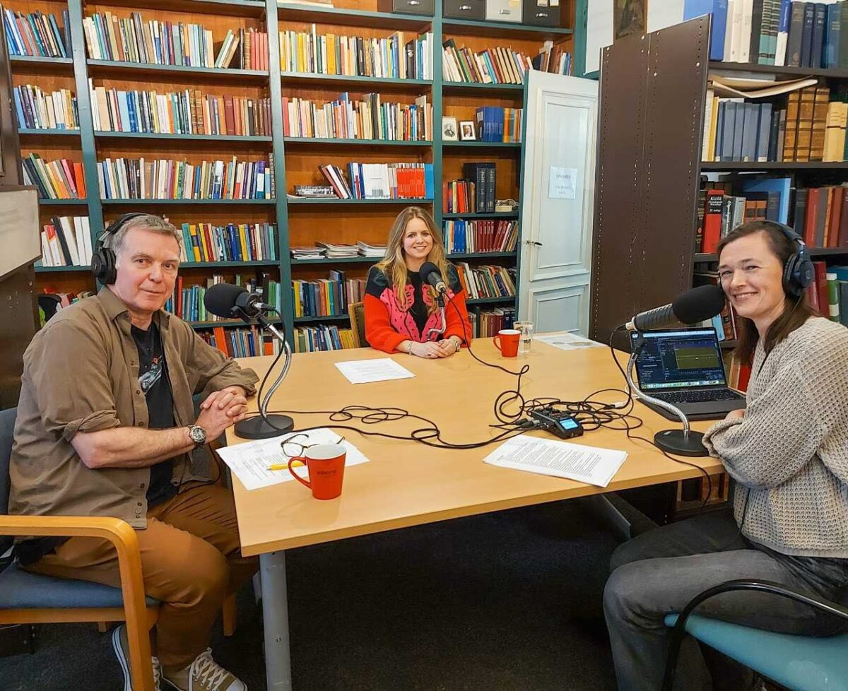 meertens_knaw's tweet photo. ‘Enen dame’ - is dat dialect, nepdialect of eerder jongerentaal? Taalkundige en Meertens-onderzoeker @Kristel__D was te gast in podcast ‘Over taal gesproken’, om te vertellen over haar onderzoek naar het nieuwe Brabantse #hyperdialect! https://t.co/6WhOuUc392 https://t.co/5sUcTwFk1b